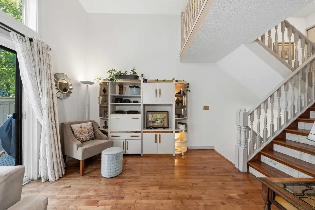 23 Glamis Drive SW Calgary AB T3E 6S3