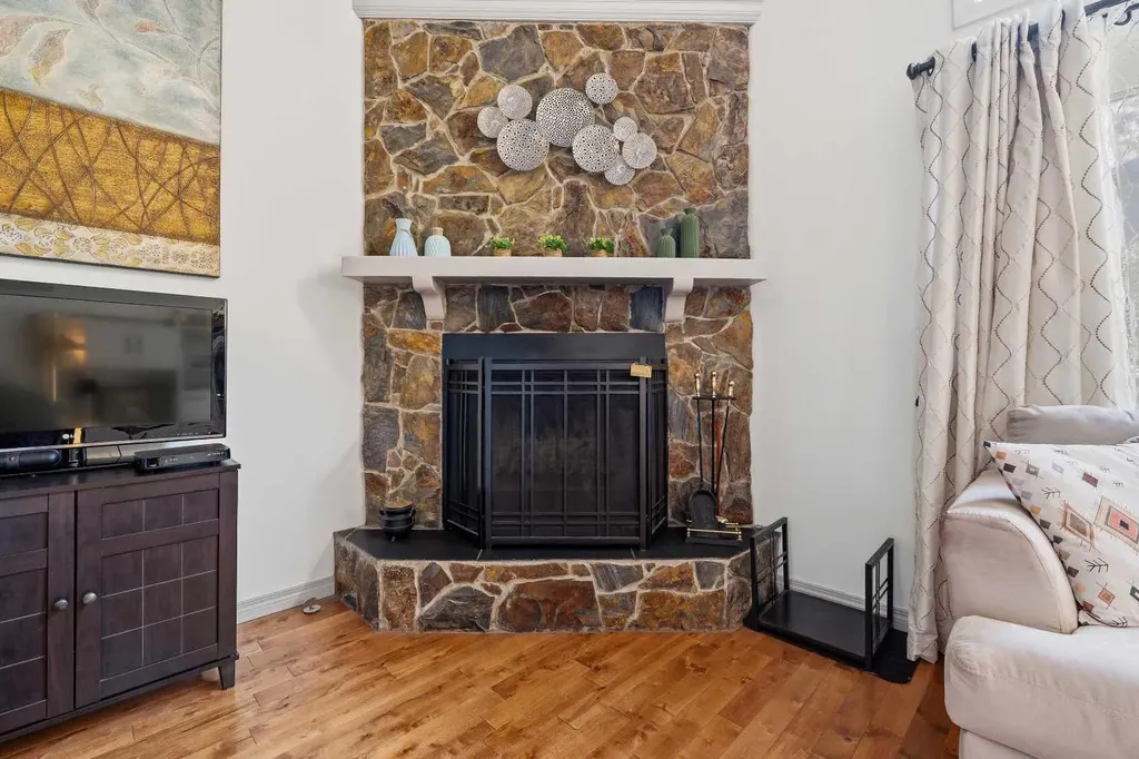 23 Glamis Drive SW Calgary AB T3E 6S3