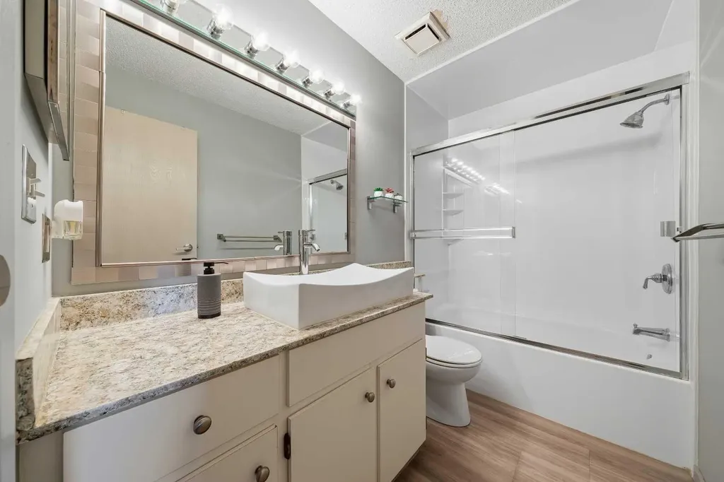 23 Glamis Drive SW Calgary AB T3E 6S3