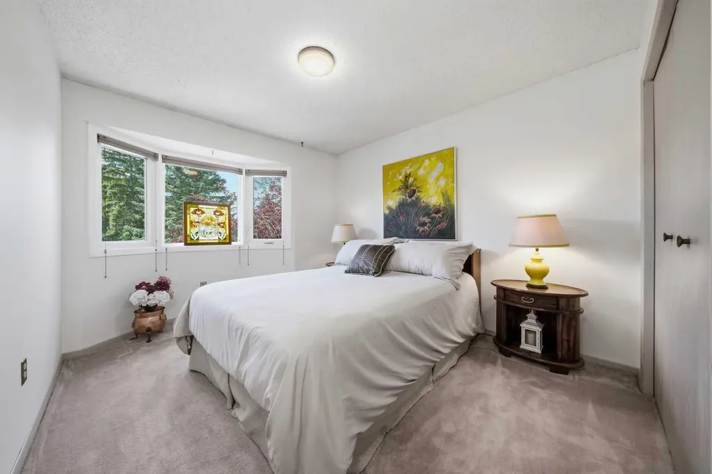 23 Glamis Drive SW Calgary AB T3E 6S3