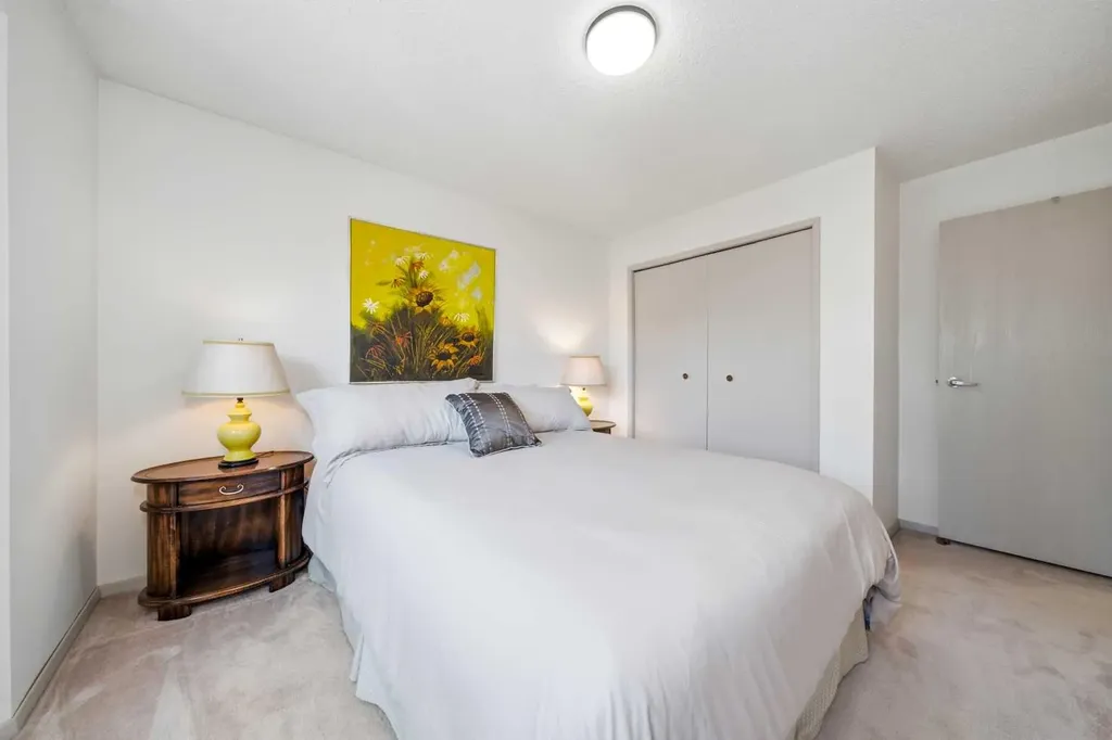 23 Glamis Drive SW Calgary AB T3E 6S3