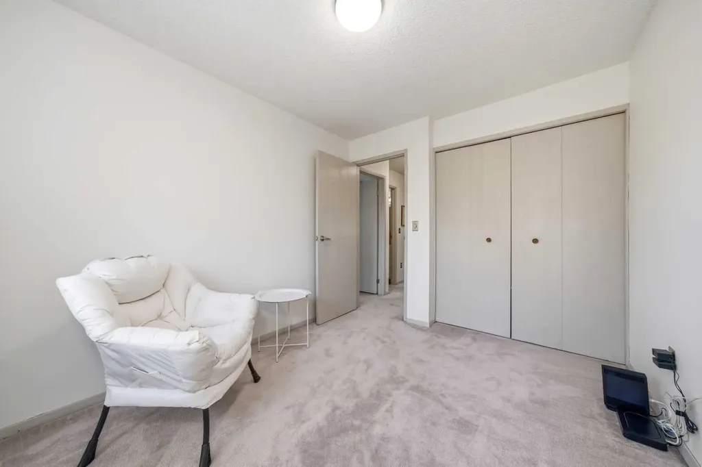 23 Glamis Drive SW Calgary AB T3E 6S3