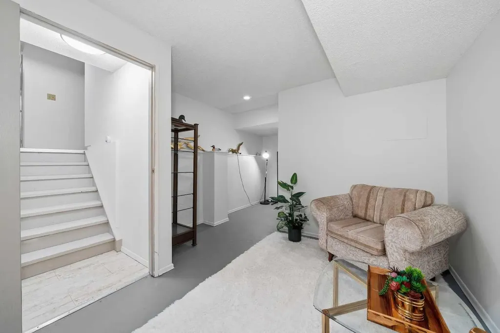 23 Glamis Drive SW Calgary AB T3E 6S3