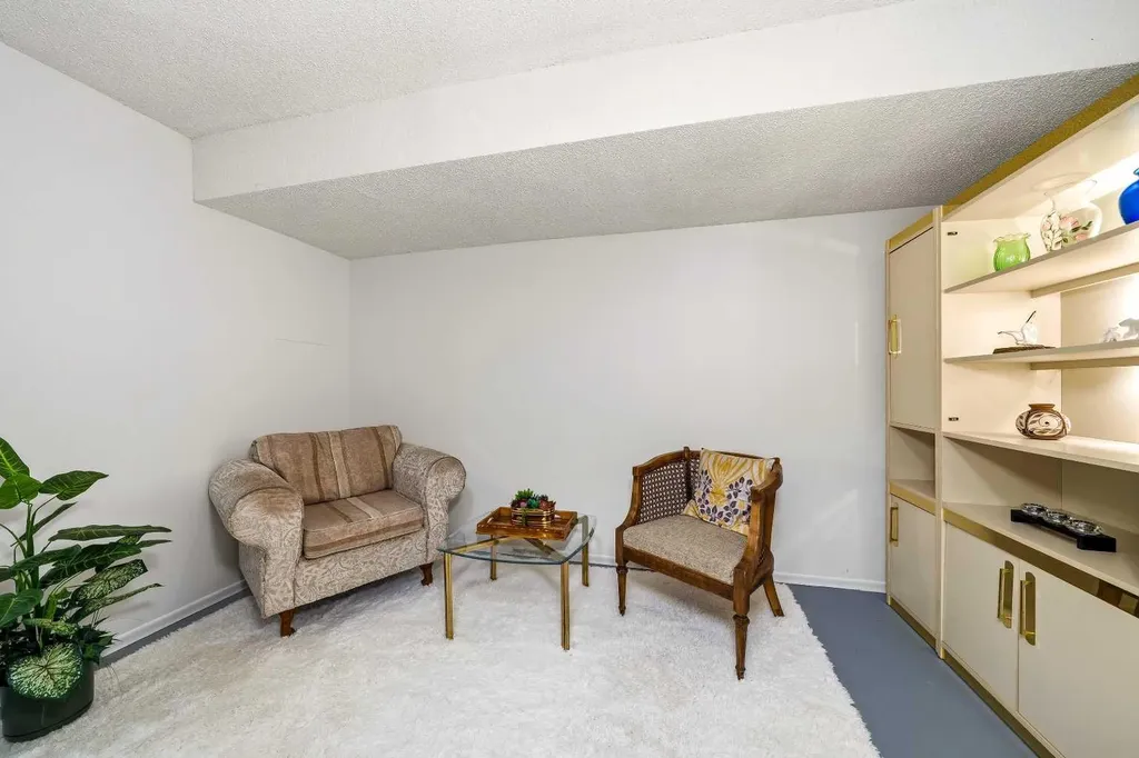 23 Glamis Drive SW Calgary AB T3E 6S3