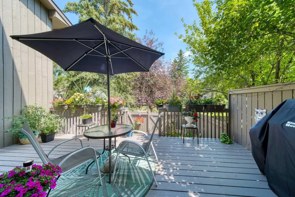 23 Glamis Drive SW Calgary AB T3E 6S3