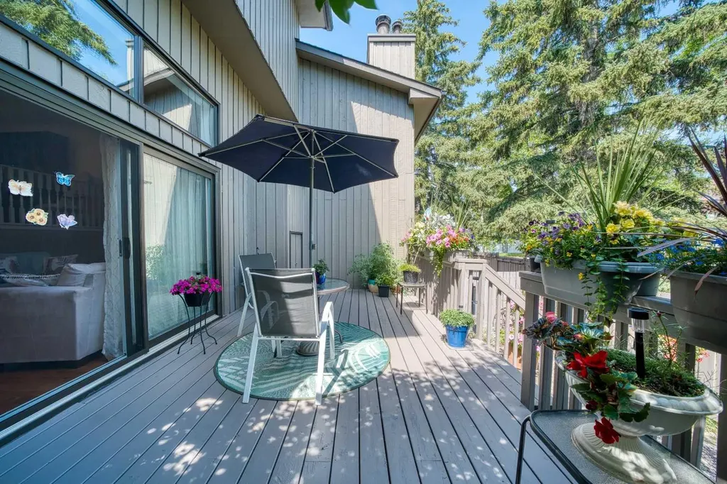 23 Glamis Drive SW Calgary AB T3E 6S3