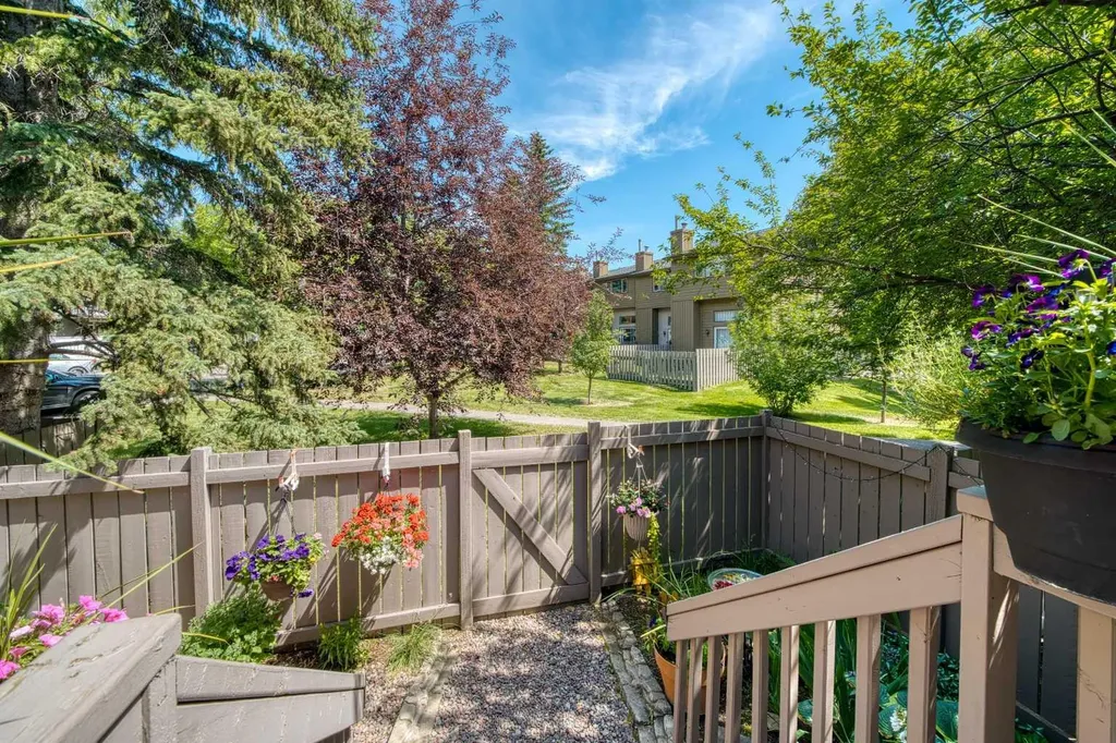23 Glamis Drive SW Calgary AB T3E 6S3