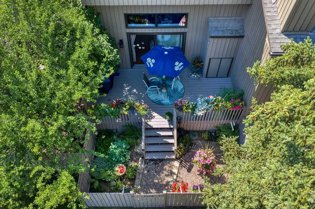 23 Glamis Drive SW Calgary AB T3E 6S3