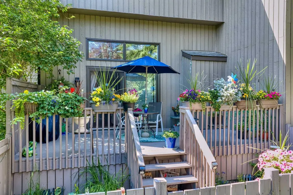 23 Glamis Drive SW Calgary AB T3E 6S3