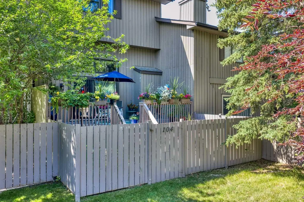 23 Glamis Drive SW Calgary AB T3E 6S3