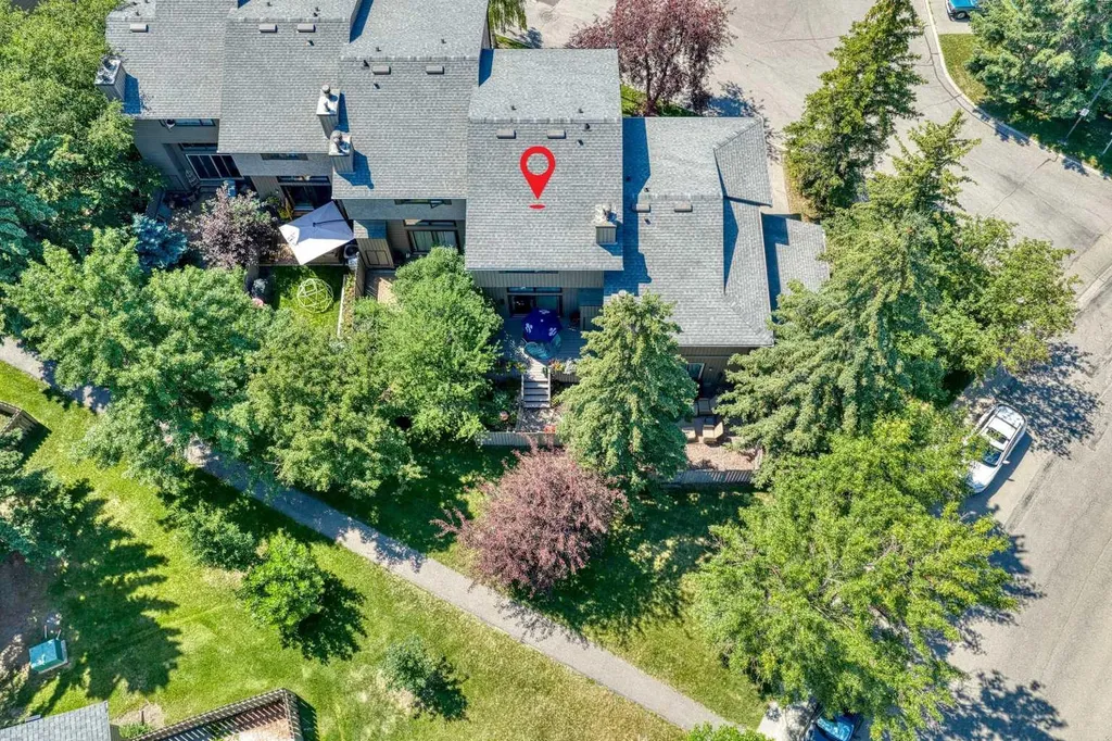 23 Glamis Drive SW Calgary AB T3E 6S3