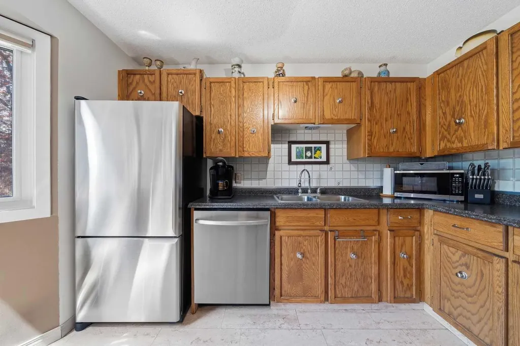 23 Glamis Drive SW Calgary AB T3E 6S3