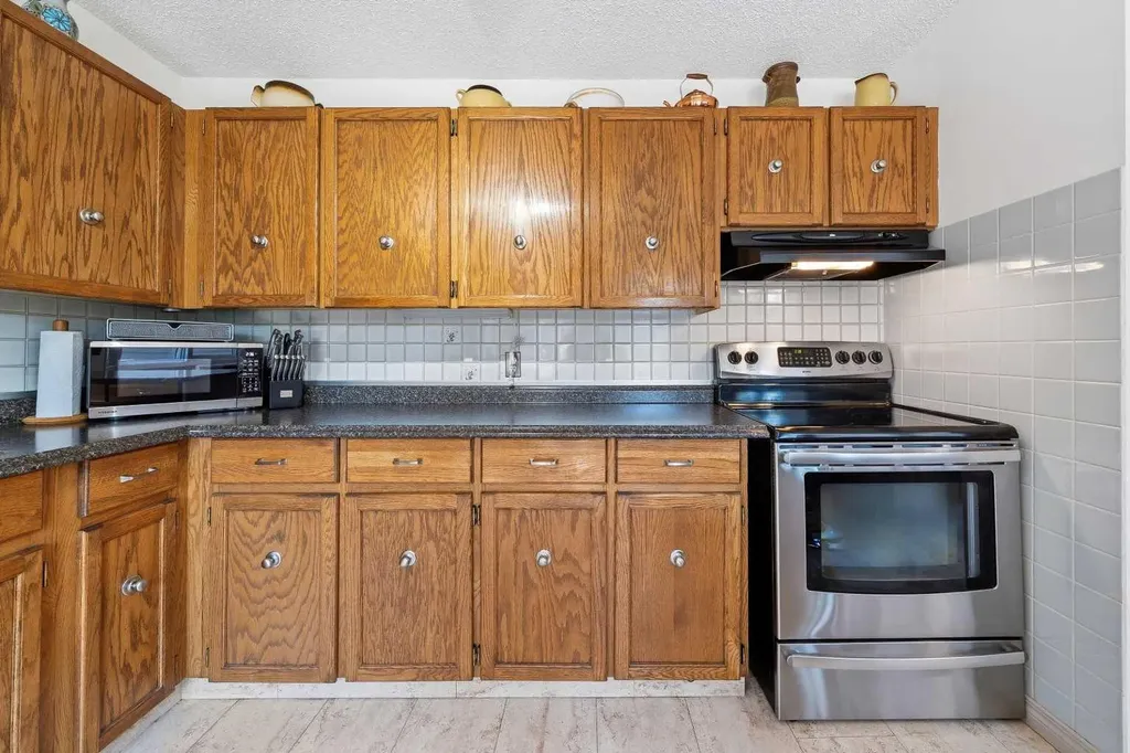 23 Glamis Drive SW Calgary AB T3E 6S3
