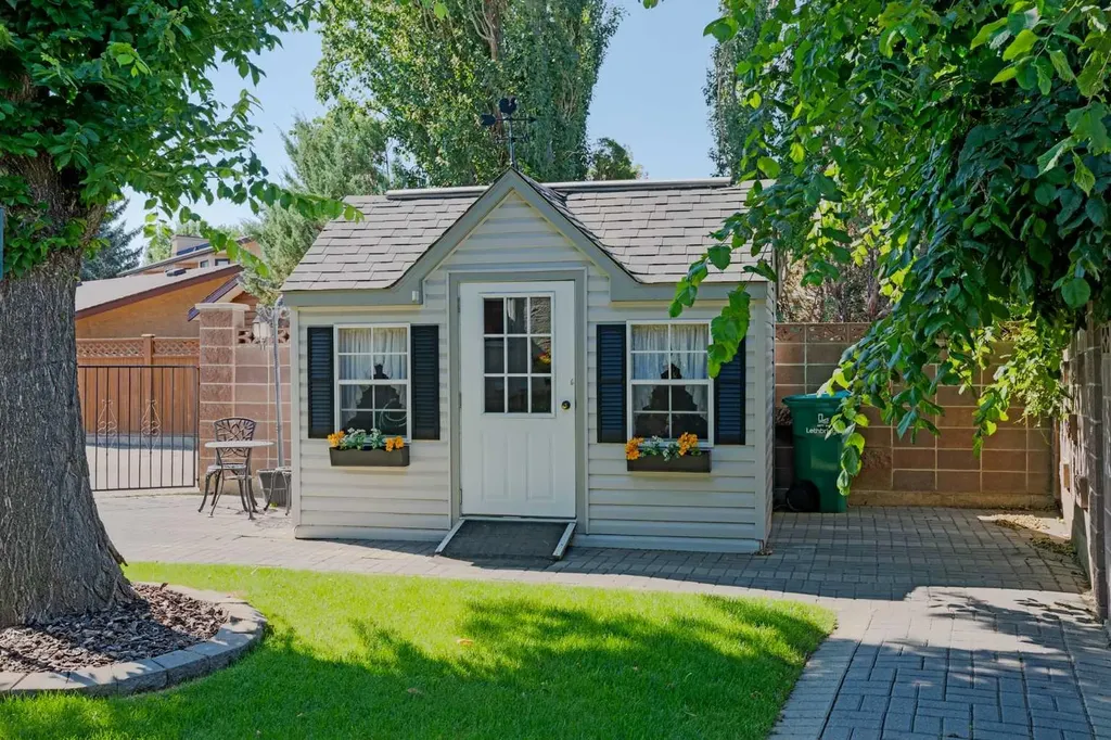 110 Heritage Boulevard W Lethbridge AB T1K 6R9