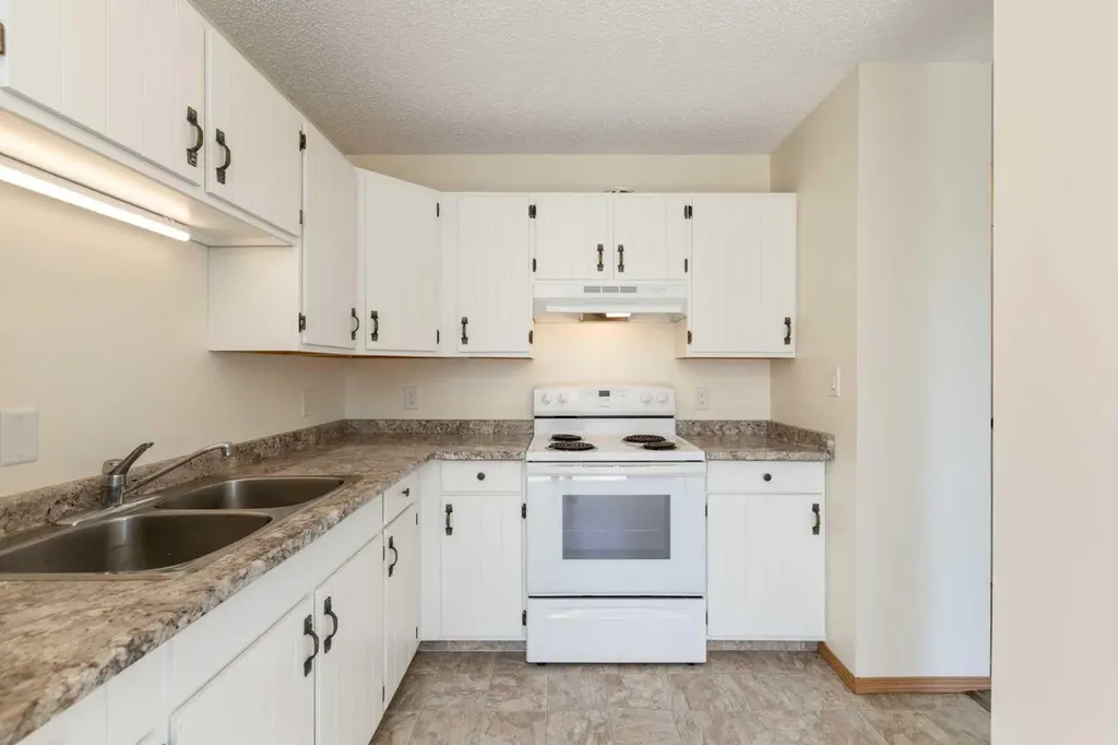 4928 59 Street Innisfail AB T4G 1R8