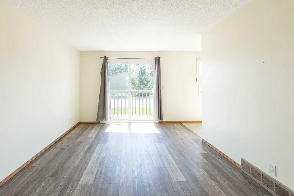 4928 59 Street Innisfail AB T4G 1R8