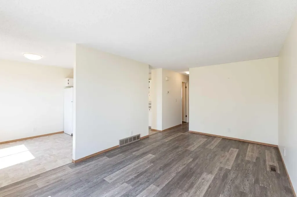 4928 59 Street Innisfail AB T4G 1R8