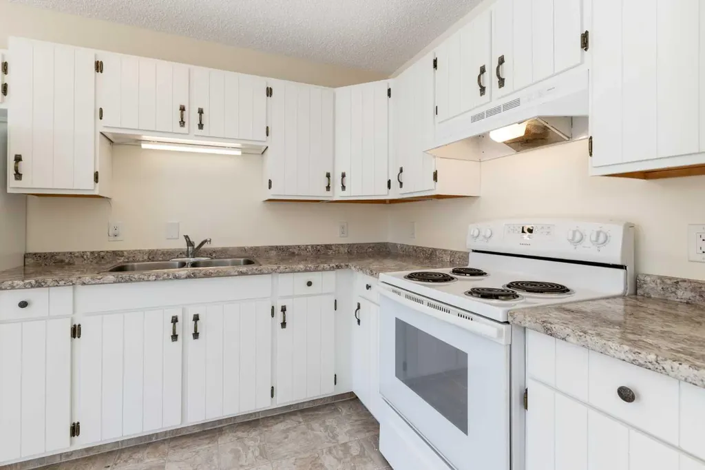 4928 59 Street Innisfail AB T4G 1R8