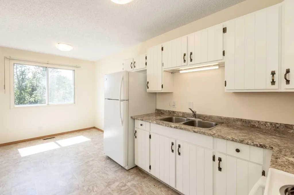 4928 59 Street Innisfail AB T4G 1R8