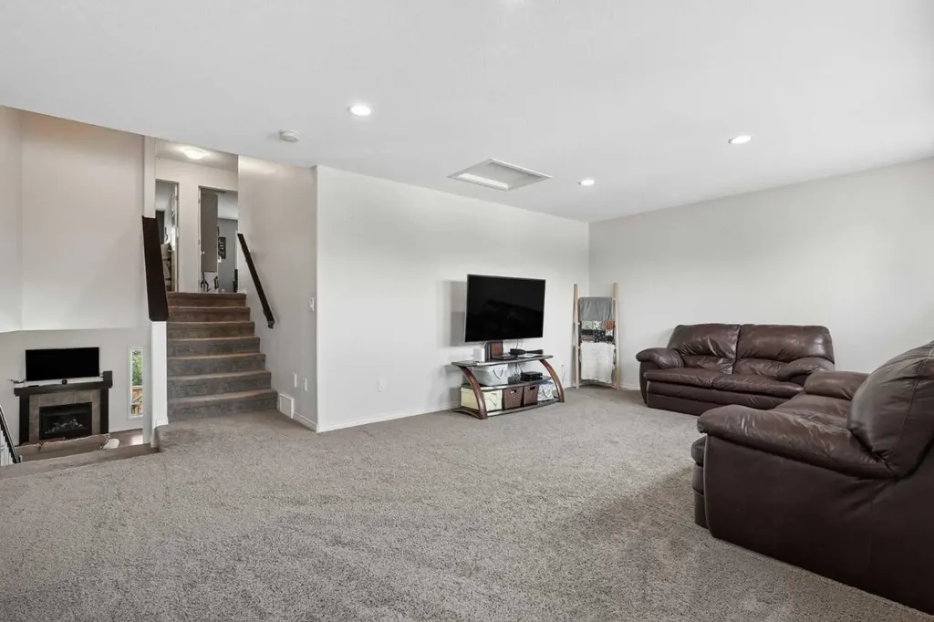 19 Riverland Close W Lethbridge AB T1K5T5