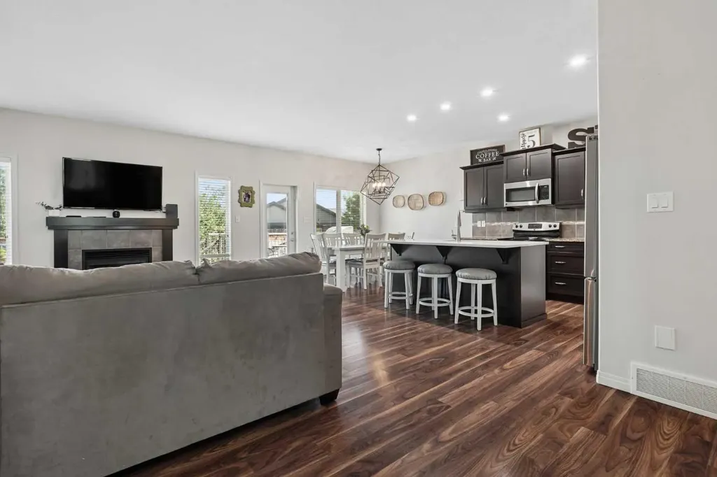 19 Riverland Close W Lethbridge AB T1K5T5
