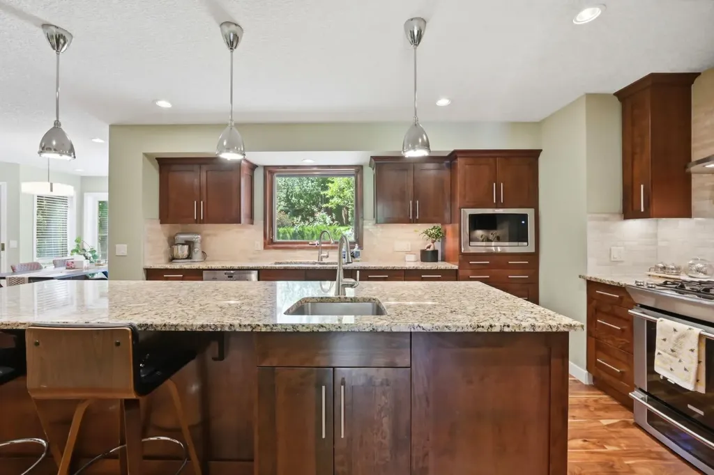 138 Shannon Hill SW Calgary AB T2Y2Y8