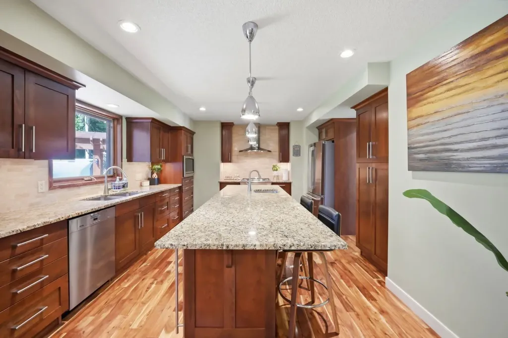 138 Shannon Hill SW Calgary AB T2Y2Y8