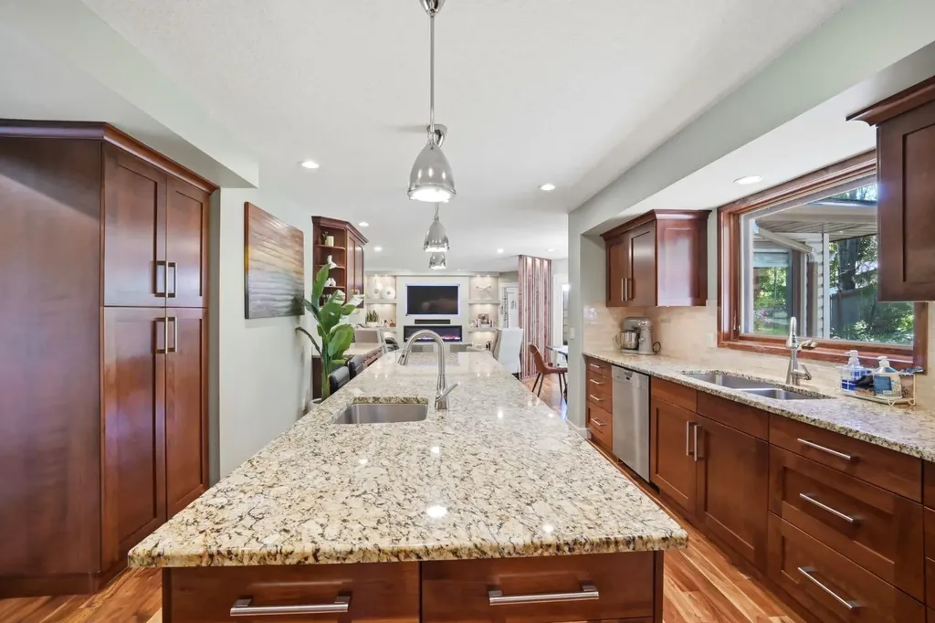 138 Shannon Hill SW Calgary AB T2Y2Y8