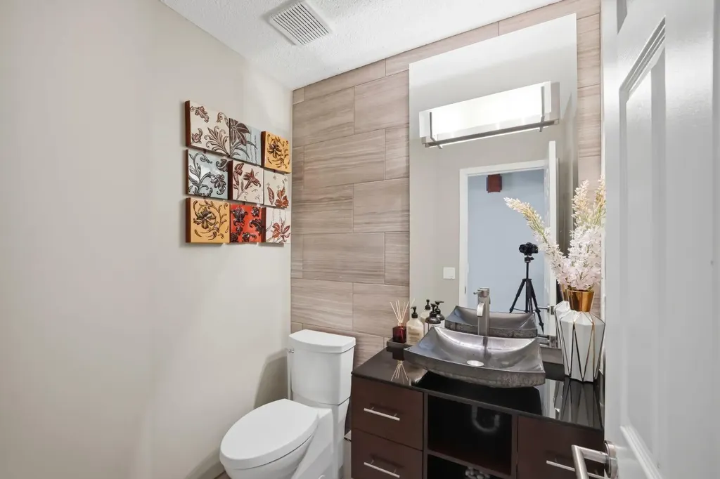 138 Shannon Hill SW Calgary AB T2Y2Y8