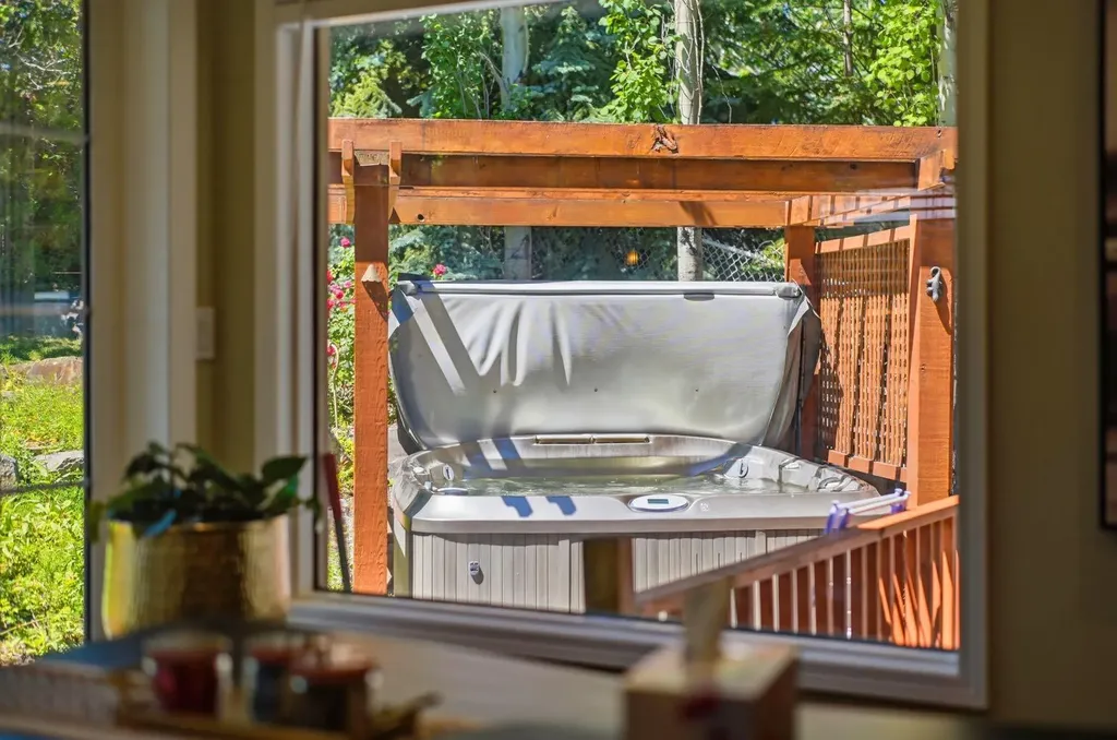138 Shannon Hill SW Calgary AB T2Y2Y8