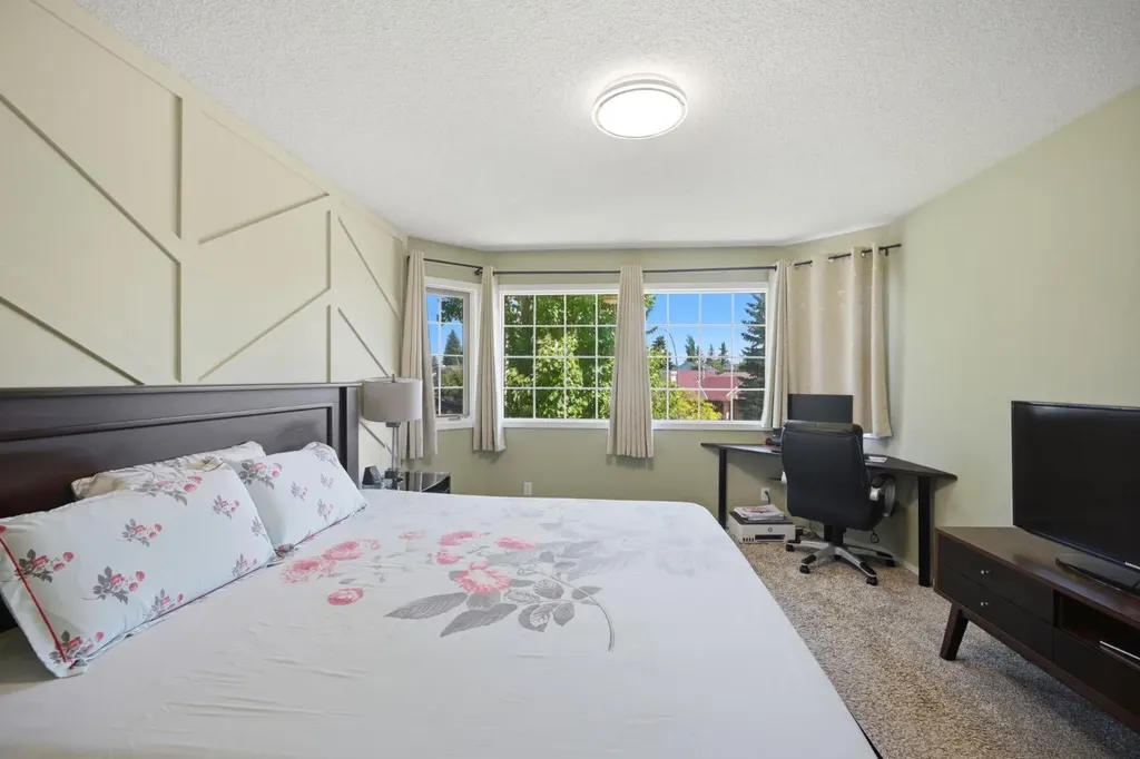 138 Shannon Hill SW Calgary AB T2Y2Y8