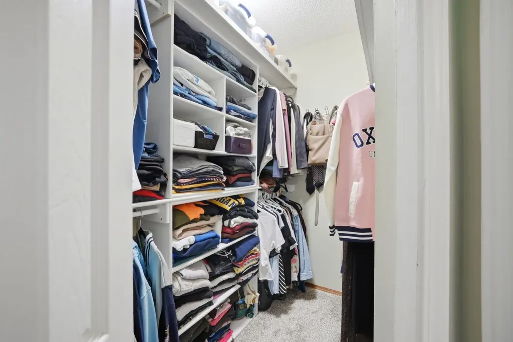 138 Shannon Hill SW Calgary AB T2Y2Y8