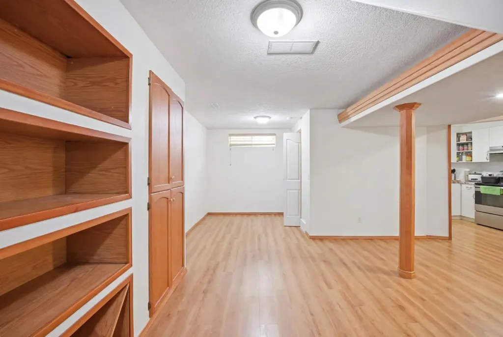 138 Shannon Hill SW Calgary AB T2Y2Y8