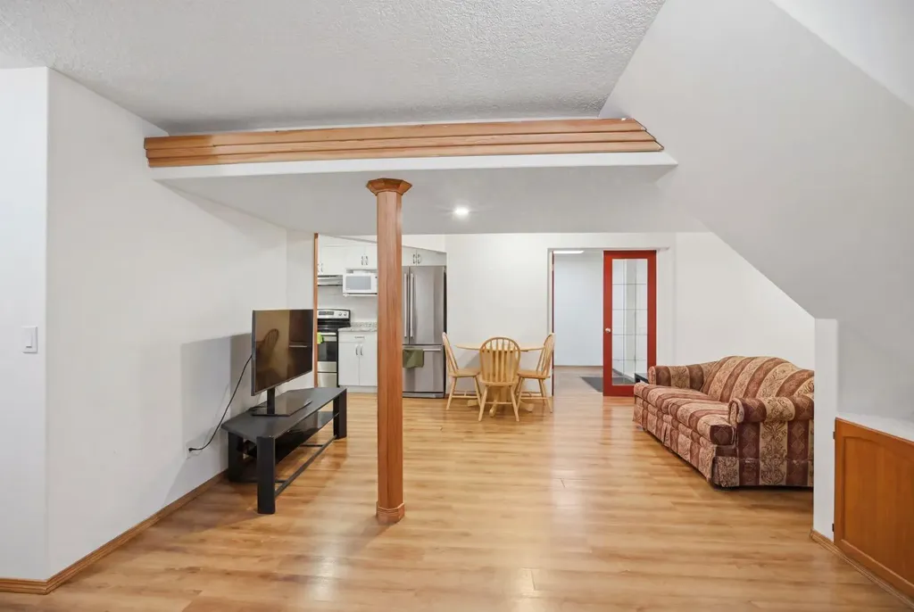 138 Shannon Hill SW Calgary AB T2Y2Y8