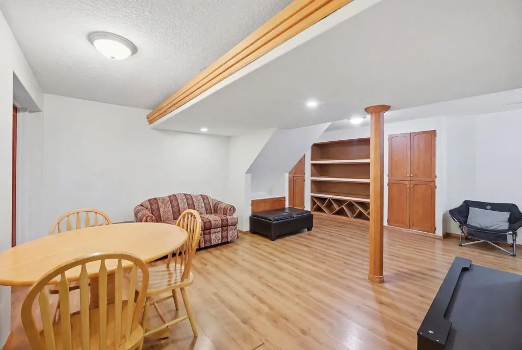 138 Shannon Hill SW Calgary AB T2Y2Y8