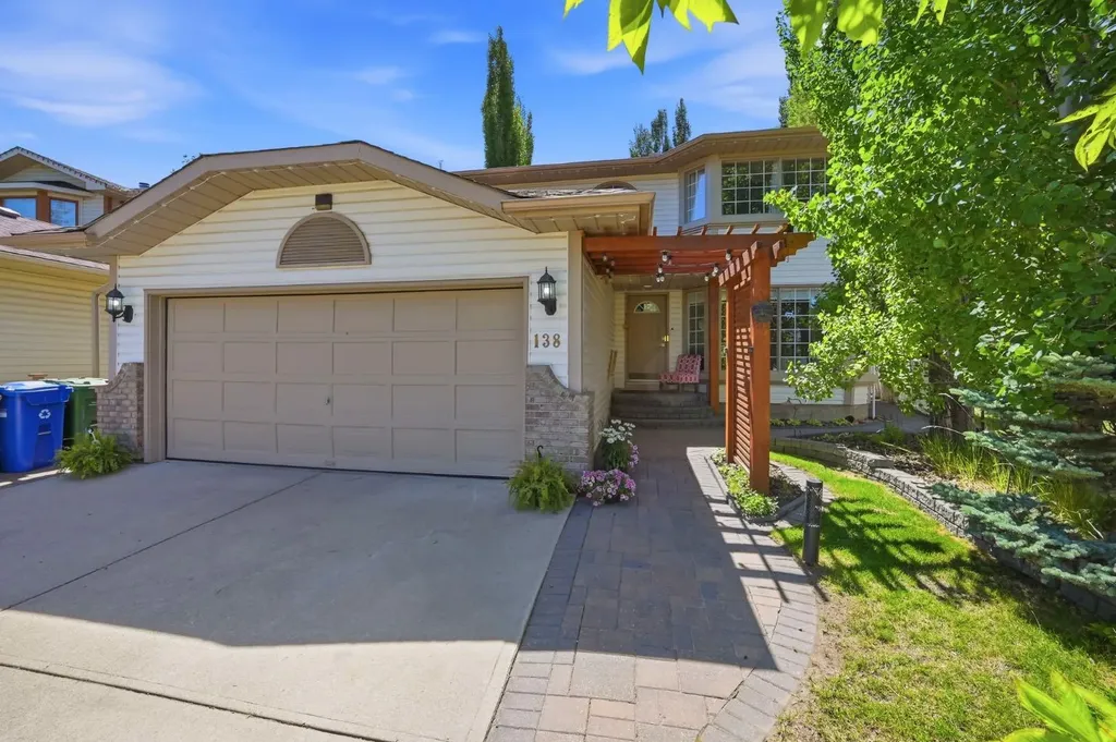 138 Shannon Hill SW Calgary AB T2Y2Y8