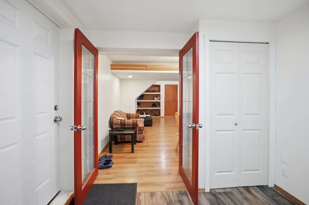 138 Shannon Hill SW Calgary AB T2Y2Y8