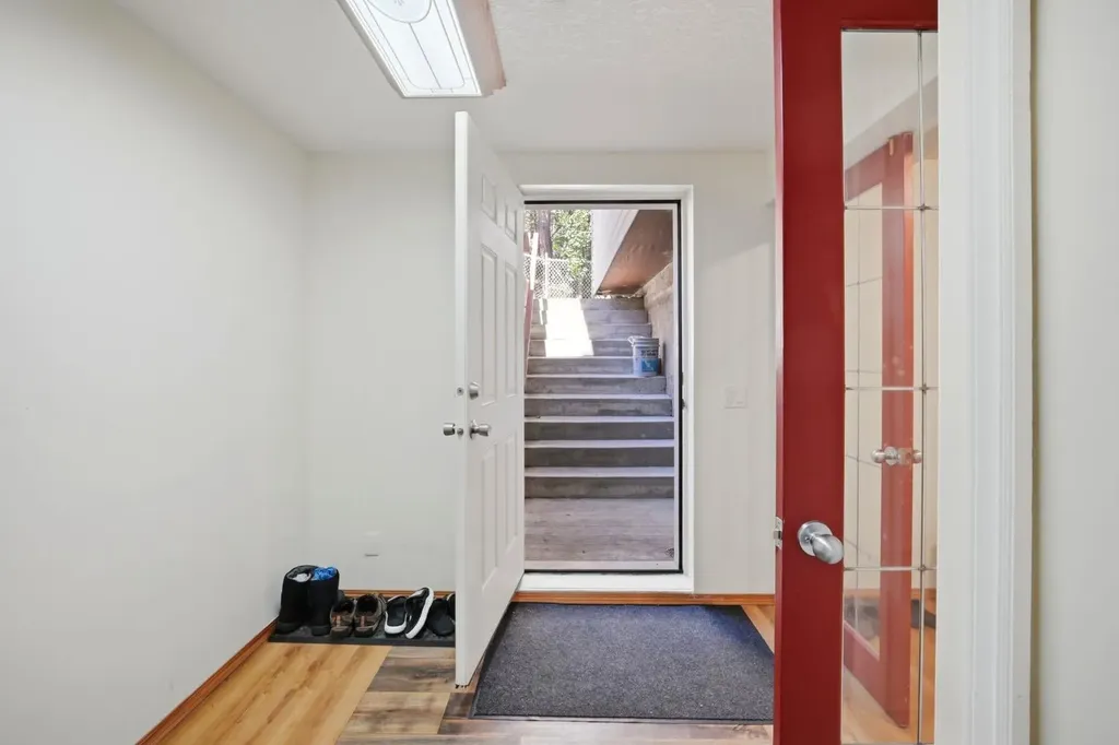 138 Shannon Hill SW Calgary AB T2Y2Y8