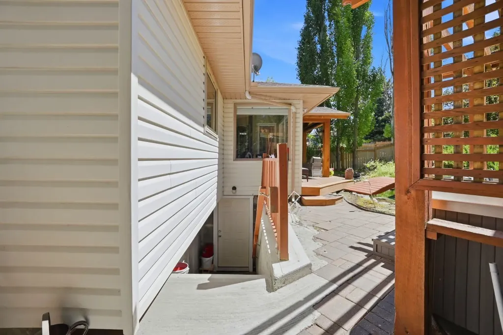138 Shannon Hill SW Calgary AB T2Y2Y8