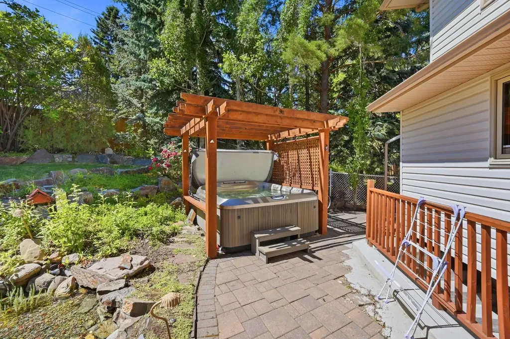 138 Shannon Hill SW Calgary AB T2Y2Y8