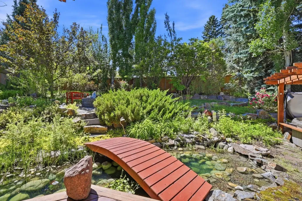 138 Shannon Hill SW Calgary AB T2Y2Y8