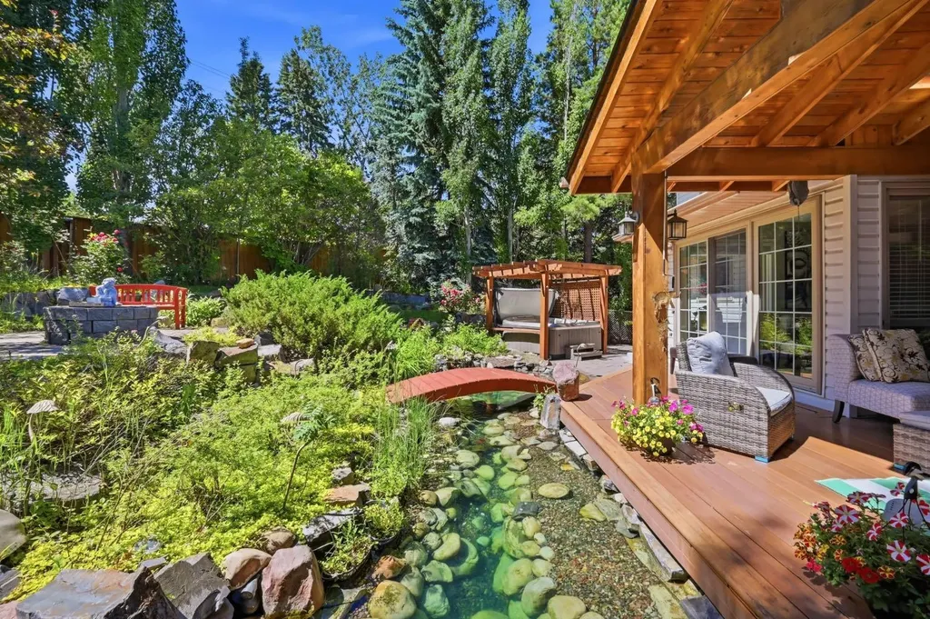 138 Shannon Hill SW Calgary AB T2Y2Y8
