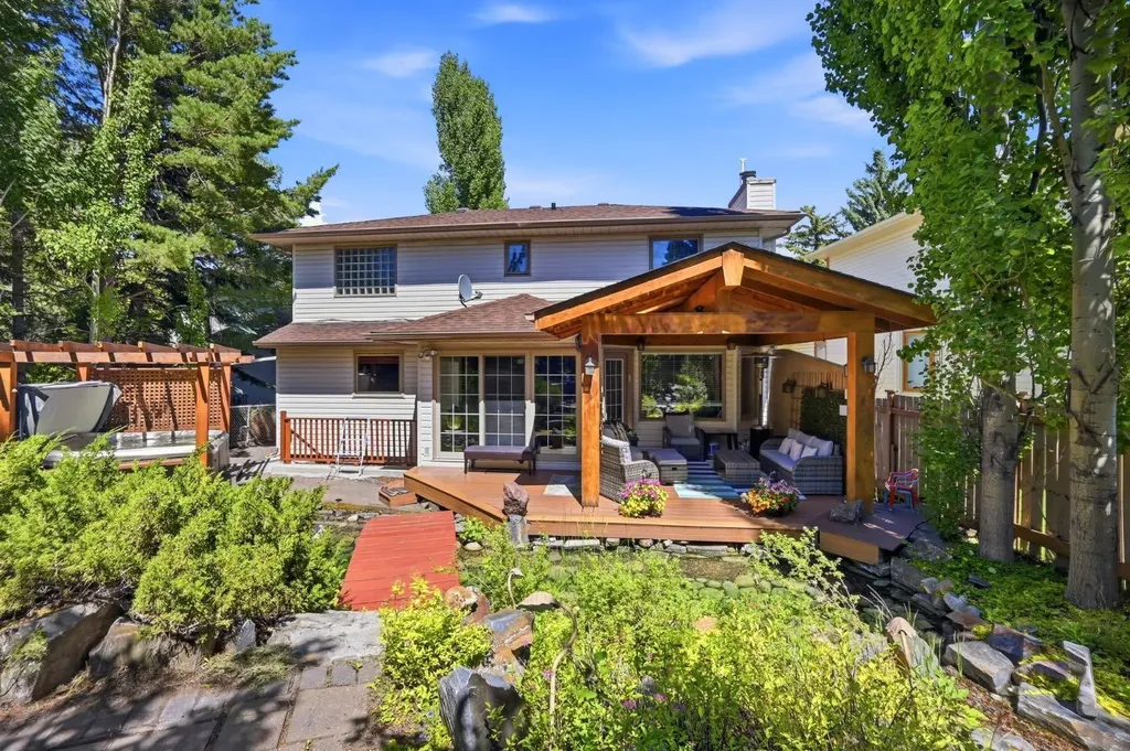138 Shannon Hill SW Calgary AB T2Y2Y8