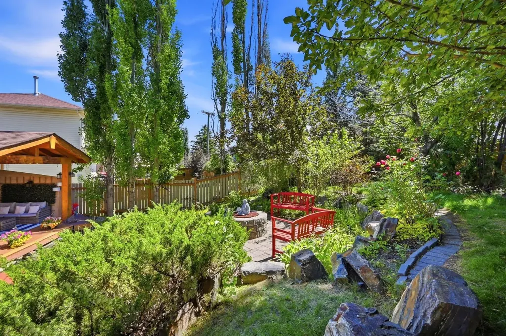 138 Shannon Hill SW Calgary AB T2Y2Y8