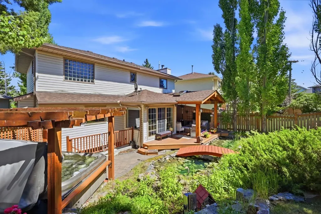 138 Shannon Hill SW Calgary AB T2Y2Y8