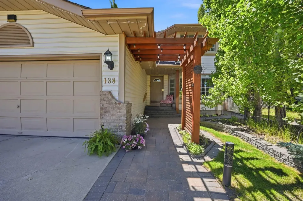 138 Shannon Hill SW Calgary AB T2Y2Y8