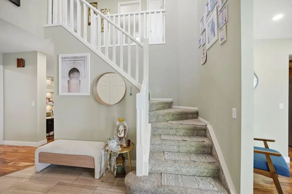 138 Shannon Hill SW Calgary AB T2Y2Y8