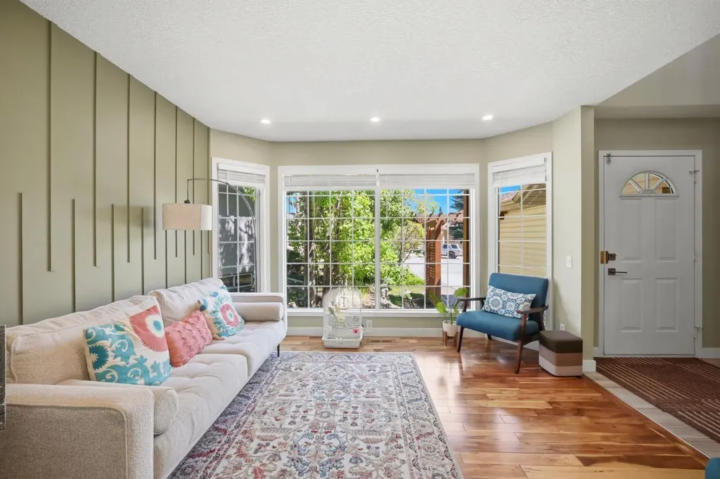 138 Shannon Hill SW Calgary AB T2Y2Y8