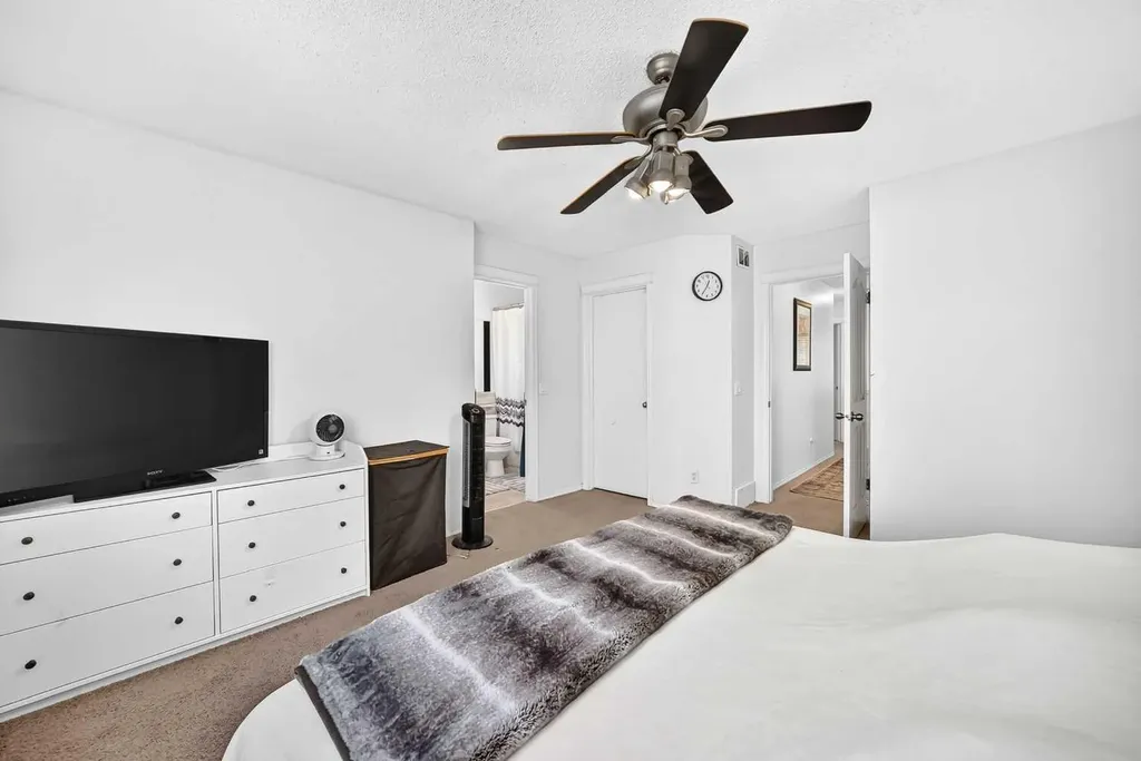 286 Prestwick Circle SE Calgary AB T2Z 3X4