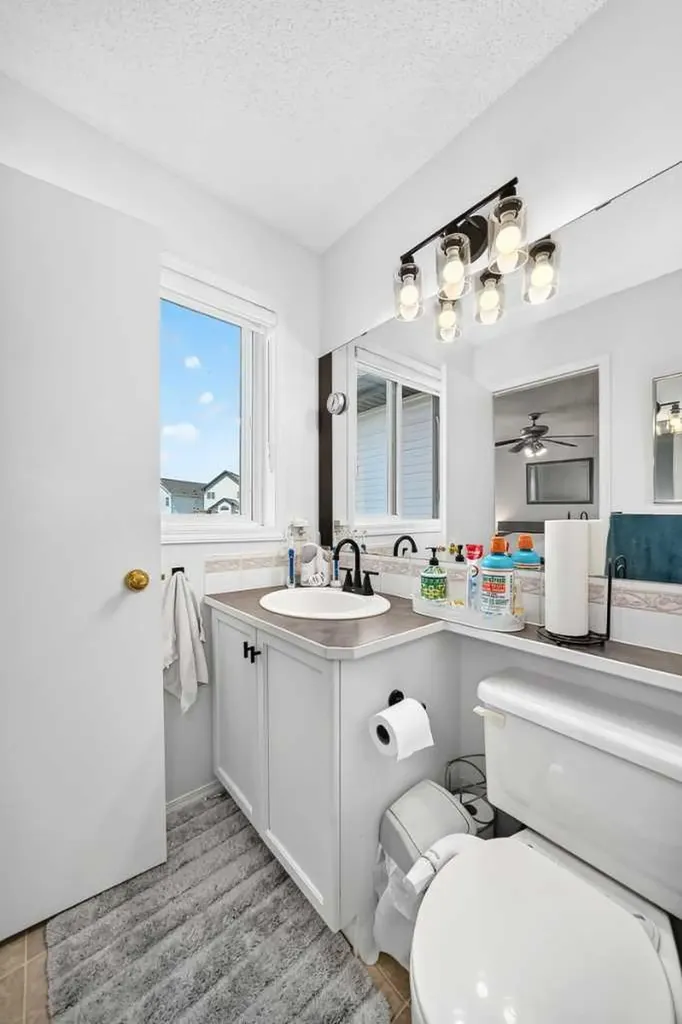 286 Prestwick Circle SE Calgary AB T2Z 3X4